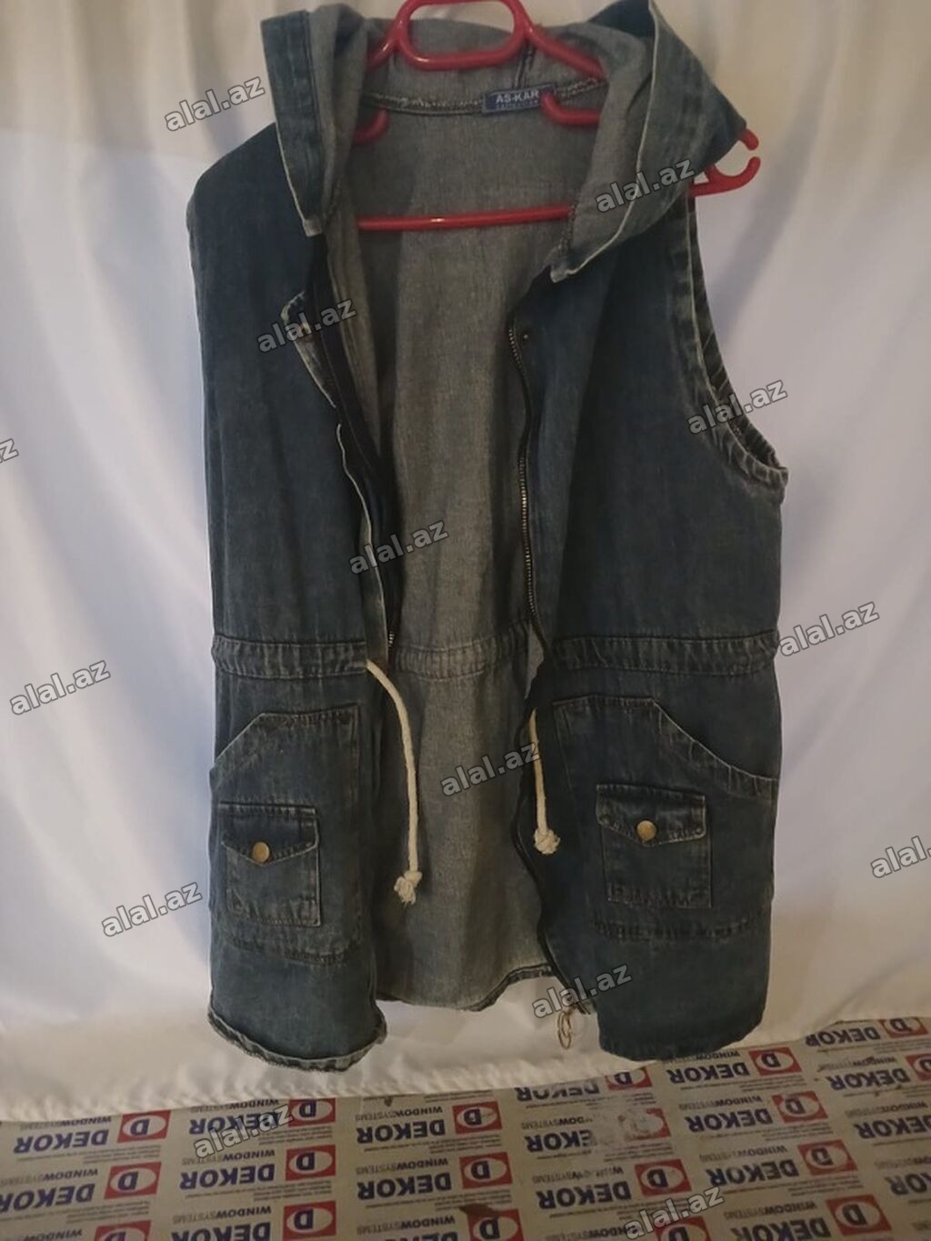 Cins materialdan kapüşonlu qolsuz jilet. - Rəng: tünd mavi (denim). -