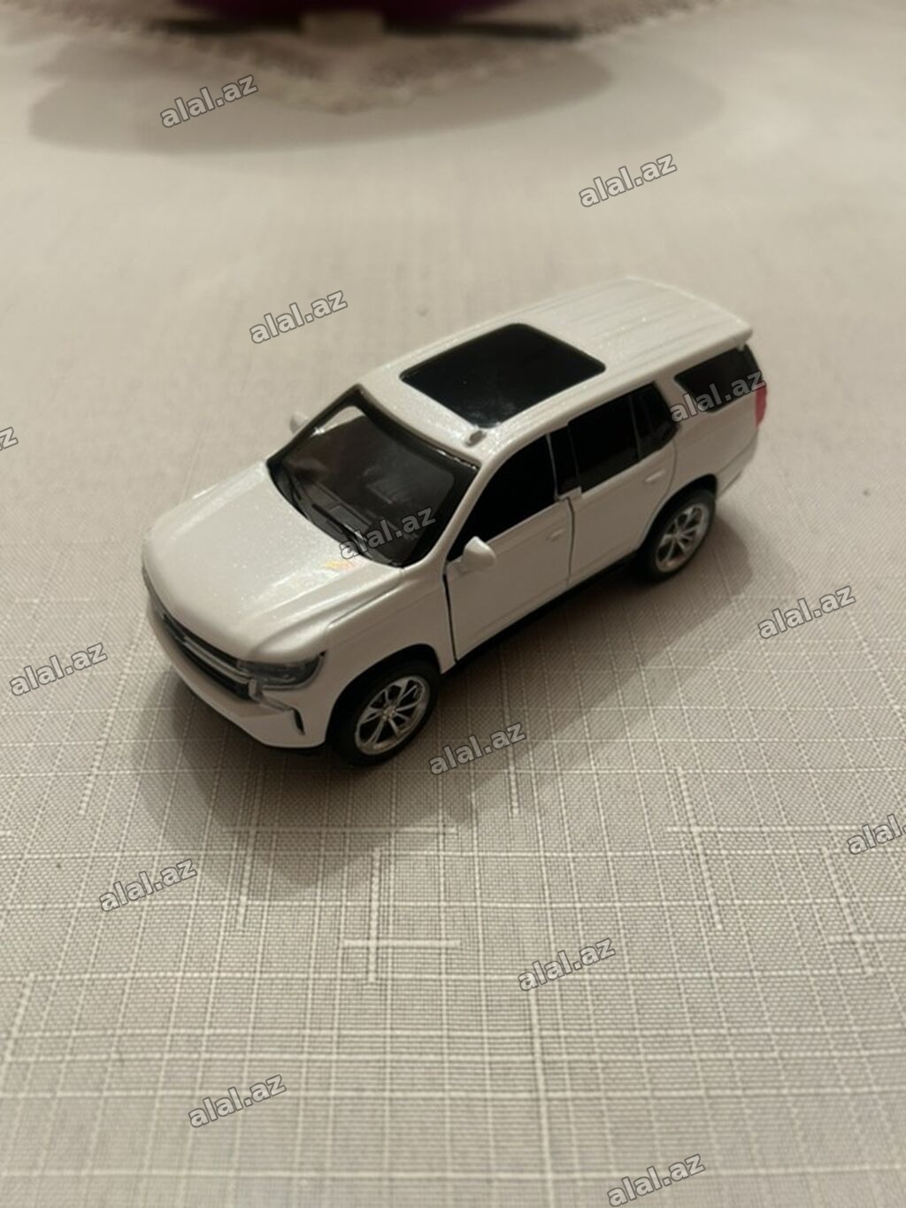 Ağ rəngli metal oyuncaq SUV model maşın - Yüksək detallı kuzov