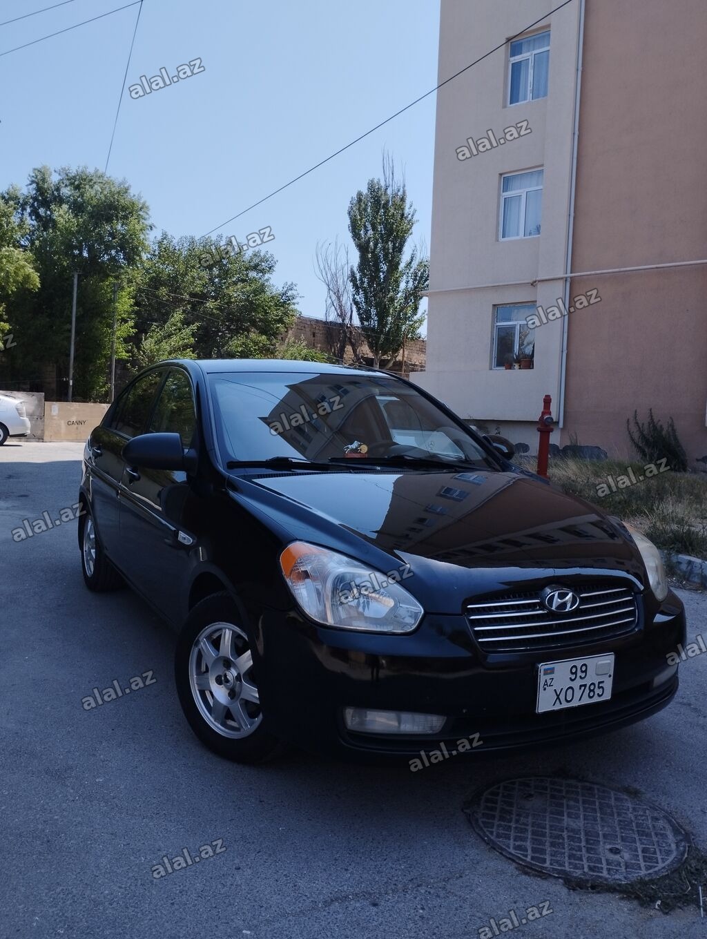 Hyundai Accent sedan kuzalı avtomobil təqdim olunur. Avtomobil qara