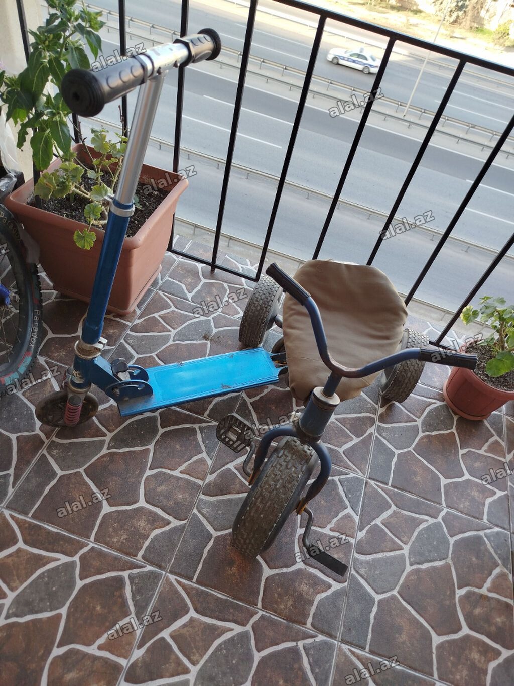 Skuter və 3 təkərli velosiped . İkisi bir yerdə 20 m