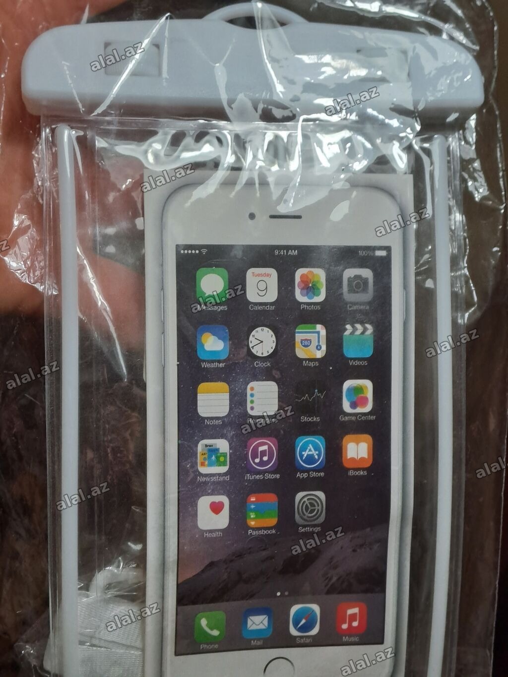 Ağ rəngli smartfon üçün suya davamlı qoruyucu çexol. Telefonu sudan