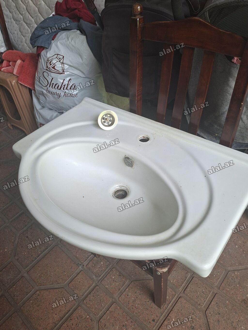 Divarüstü hamam çanağı (seramik) satılır. Uzunluğu 73 santı, Eni 51