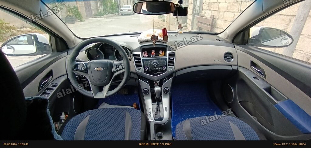 Chevrolet Cruze sedan – ağ rəng, benzinlə işləyən, avtomatik ötürmə
