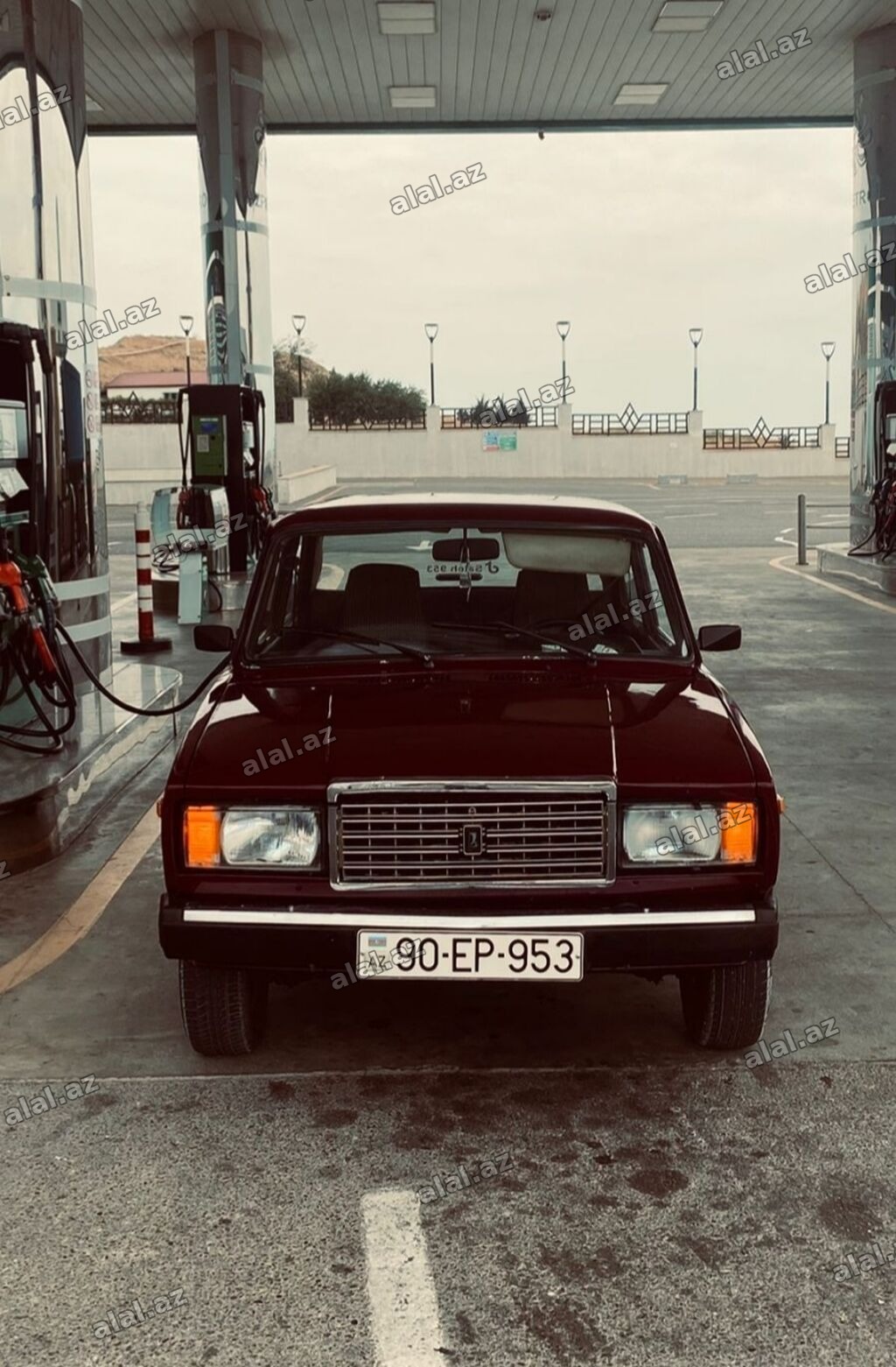 VAZ 2107 sedan - Gövdə tipi: 4 qapılı sedan - Rəng: tünd bordo (şərab
