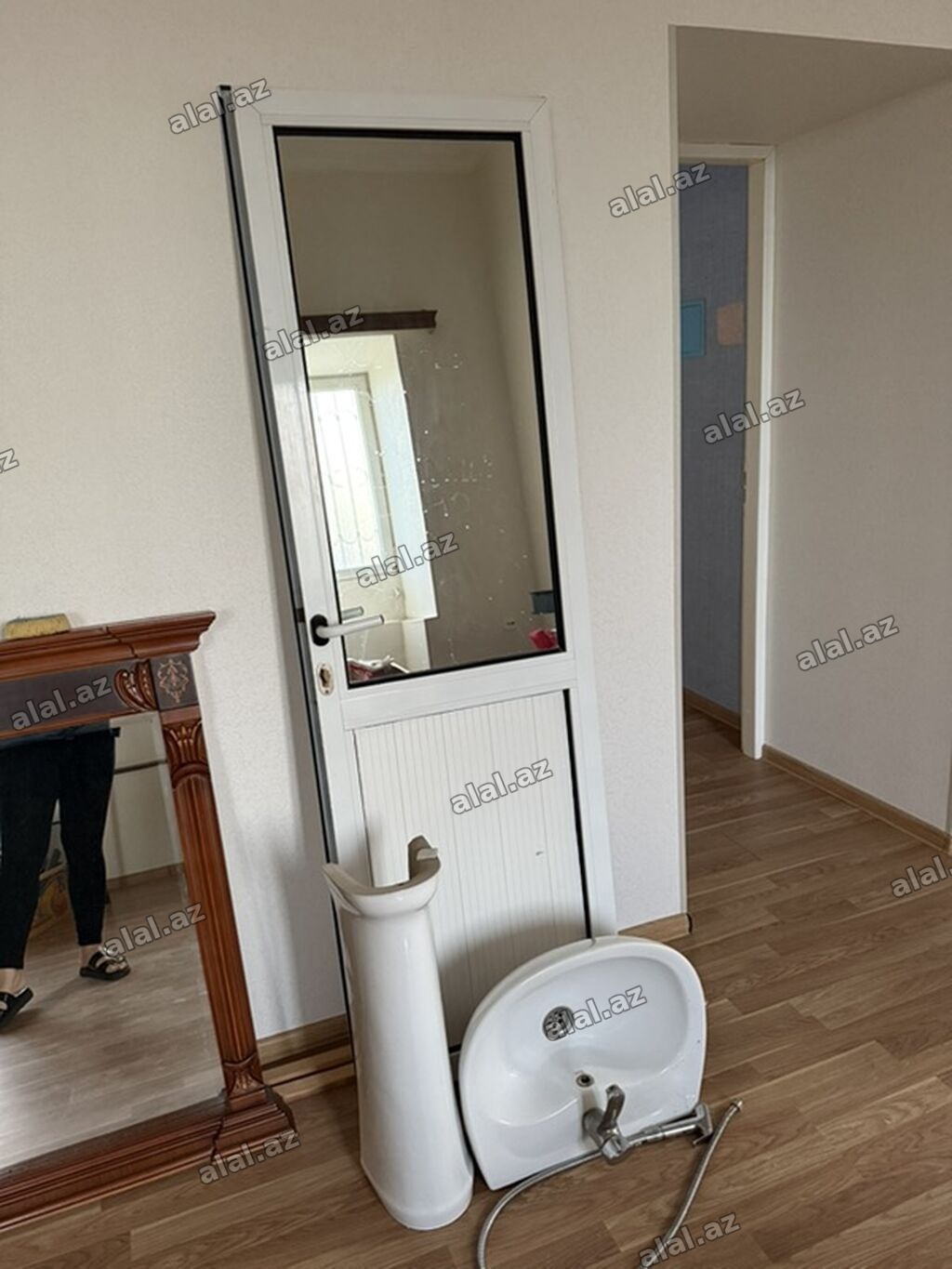 Satılır: hamam/tualet üçün - Şüşəli ağ rəngli qapı (PVC/profil