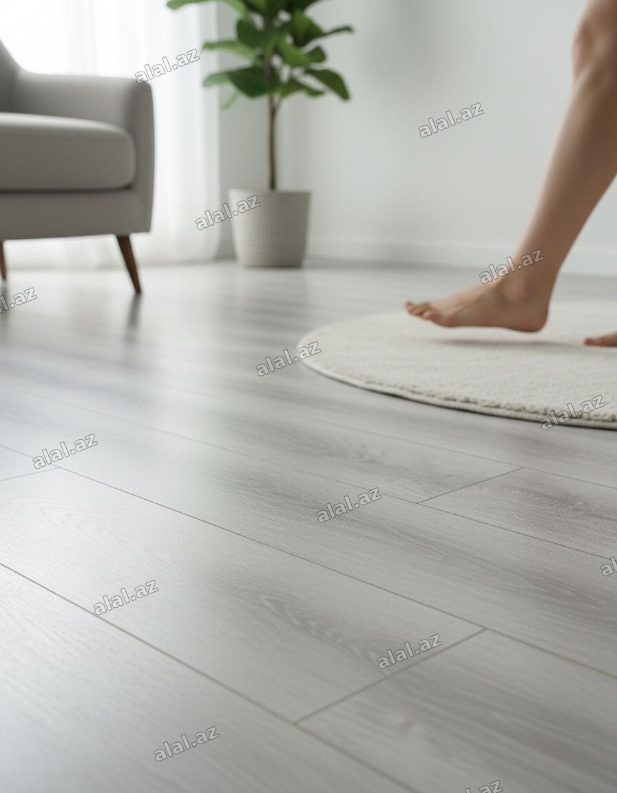 Ağac naxışlı, açıq boz rəngli laminat döşəmə panelləri. Panellər