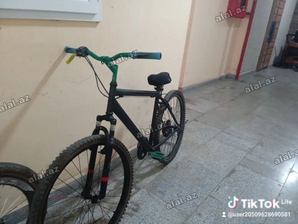 Şəhər və yüngül off-road sürüşləri üçün yığılmış MTB velosipedi. -