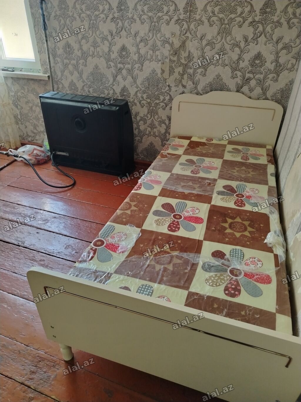 Tək nəfərlik çarpayı və döşək - Ölçü: təxminən 90×190 sm tək çarpayı
