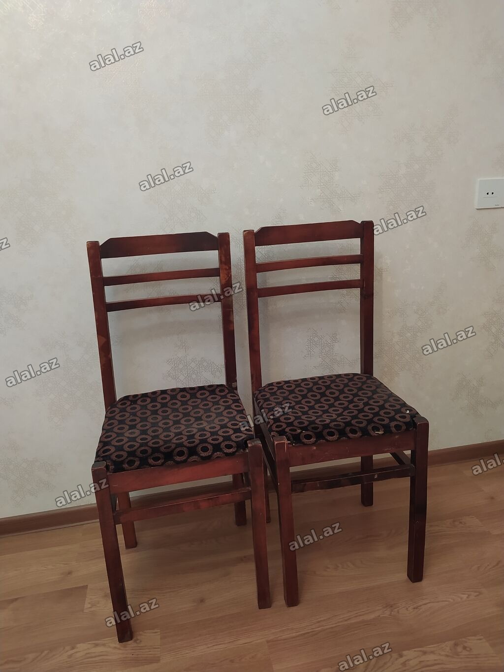 1 nin qiymətidir - Material: kütləvi ağac karkas, tünd qəhvəyi rəng