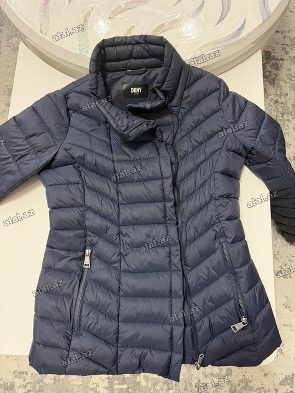 DKNY qadın puff gödəkçəsi Kanadadan alinib.2defe geyilib.Olcu s-m
