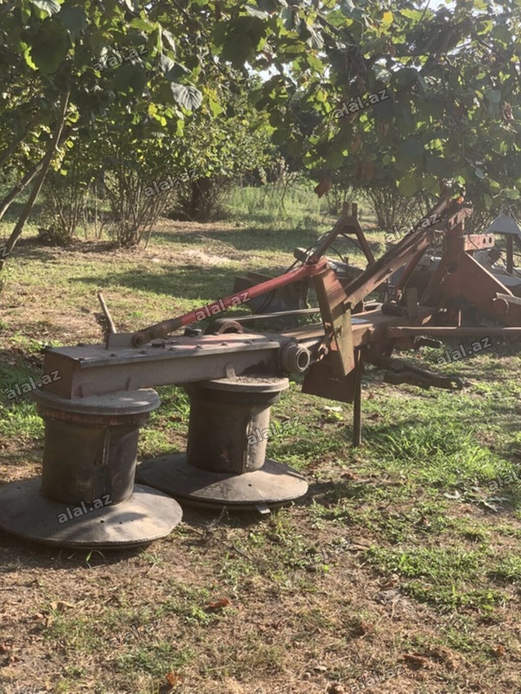 Traktora qoşulan otbiçən aqreqat. Şəkillərdə iki diskli biçin 1.35-dik