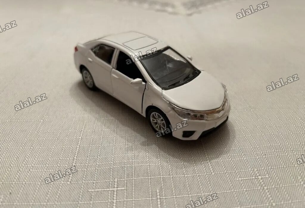 Ağ rəngli sedan tipli metal oyuncaq avtomobil modeli - Realistik