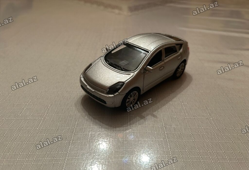 Gümüşü rəngdə metal miniatura avtomobil modeli - Miqyası: təxmini