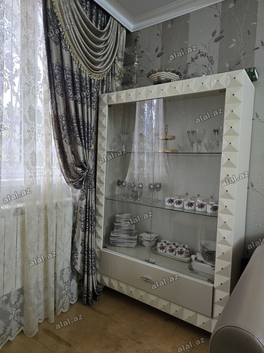 Şüşəli dolab vitrini, Yeni