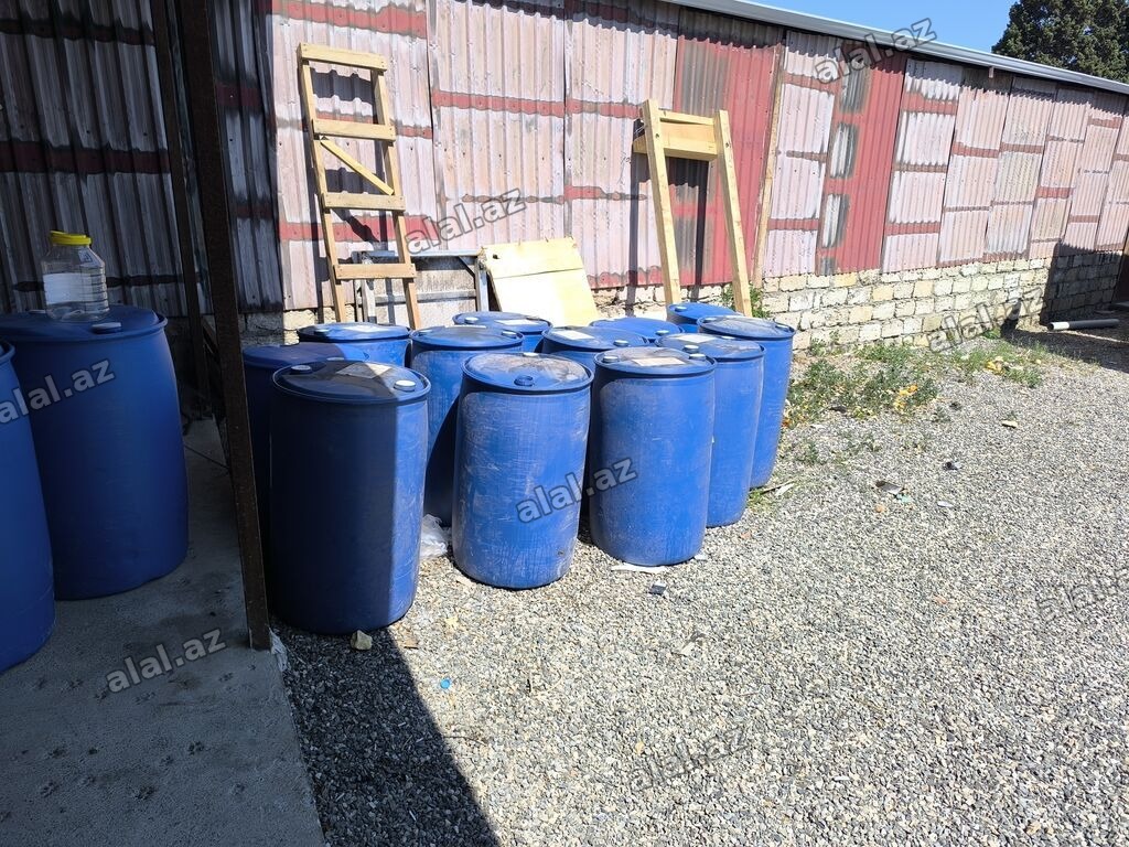 Qliserin çənləri satılır.15 ədəddir Birinin 250 Lt tutumu var. Biri 15