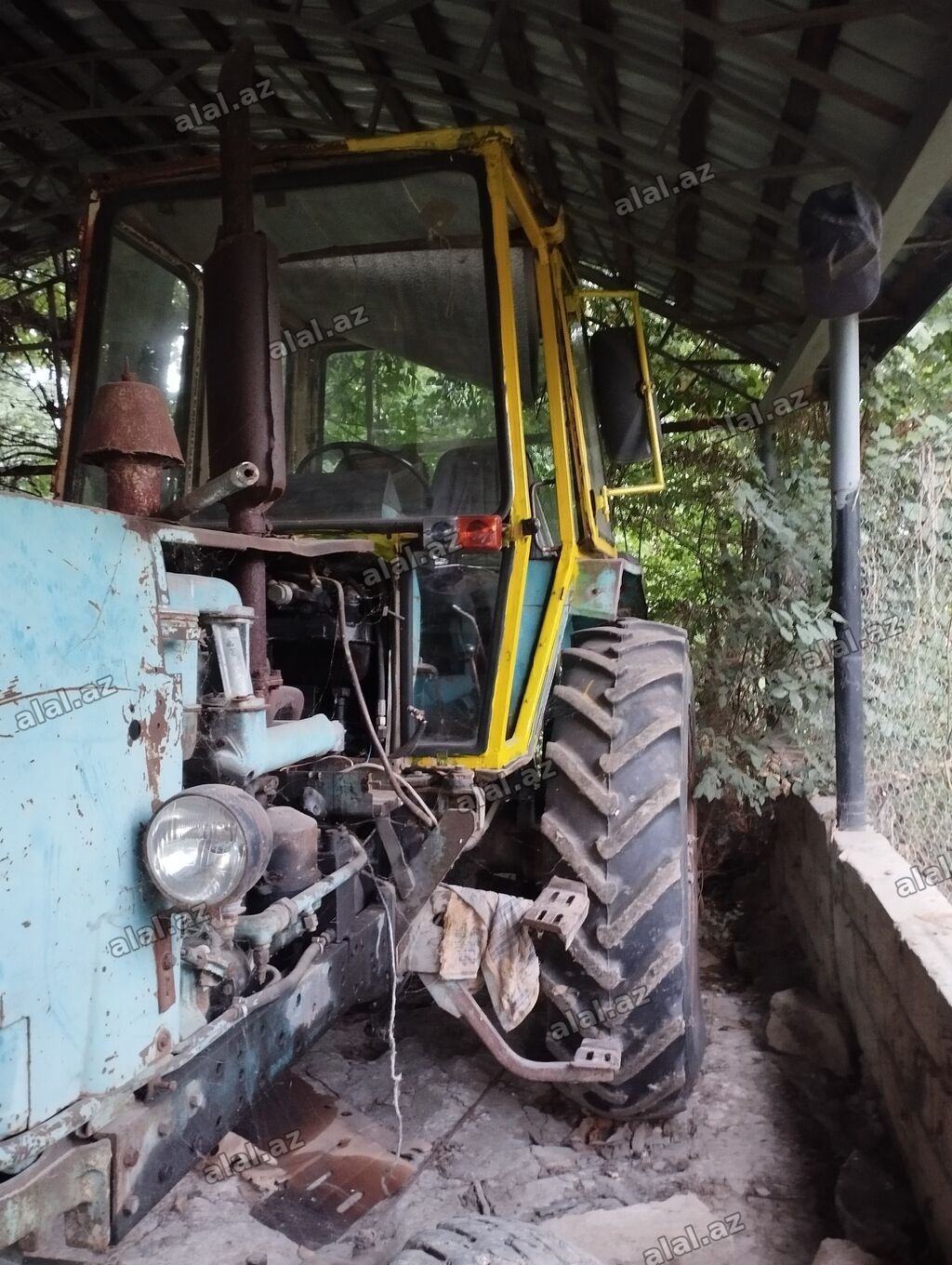 Kənd təsərrüfatı üçün universal təkərli traktor. - Kabinli, panoram