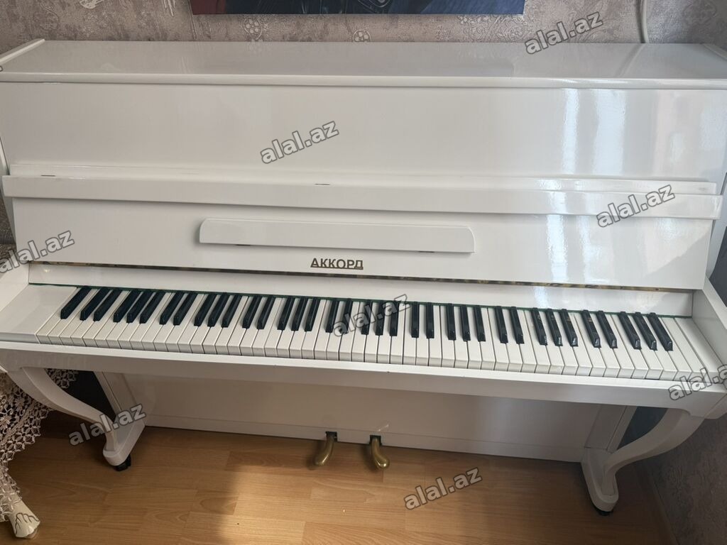 Akkord akustik pianino – dik model, ağ rəngli korpus və klassik