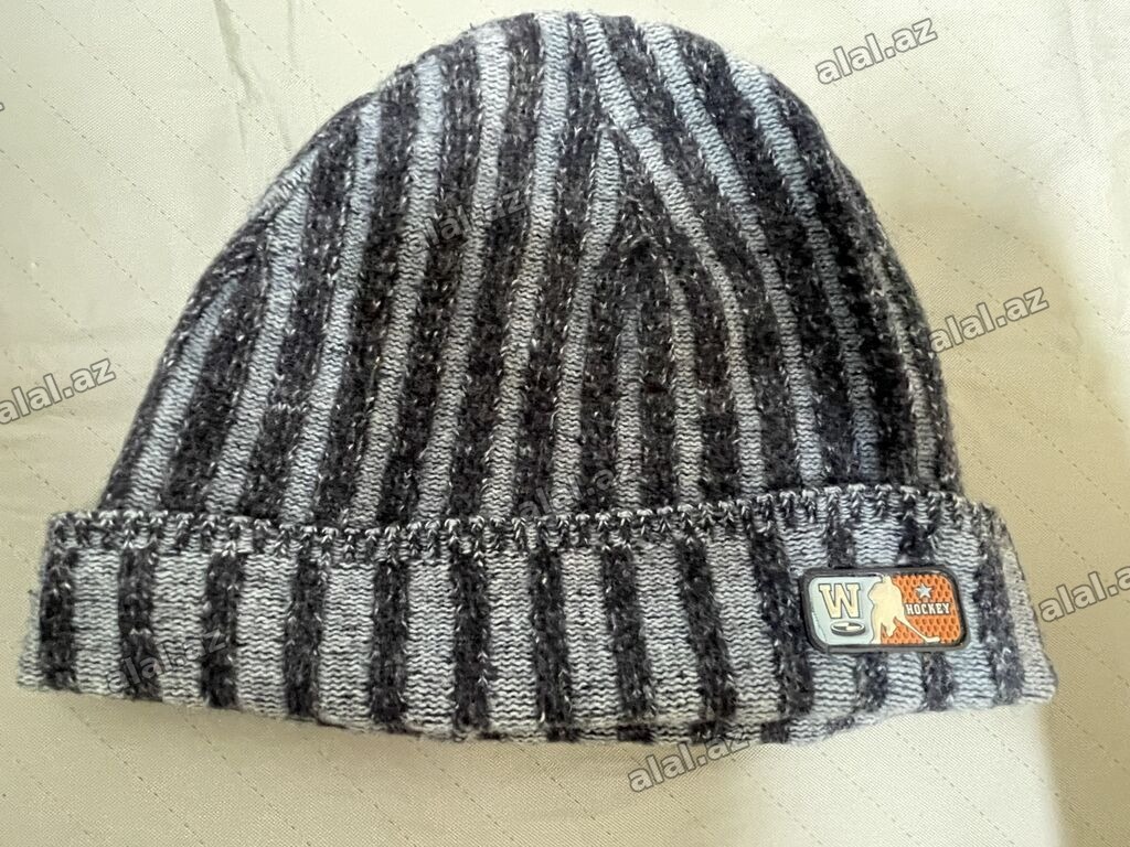 Zolaqlı toxunma papaq – “W Hockey” nişanlı - Model: qatlana bilən
