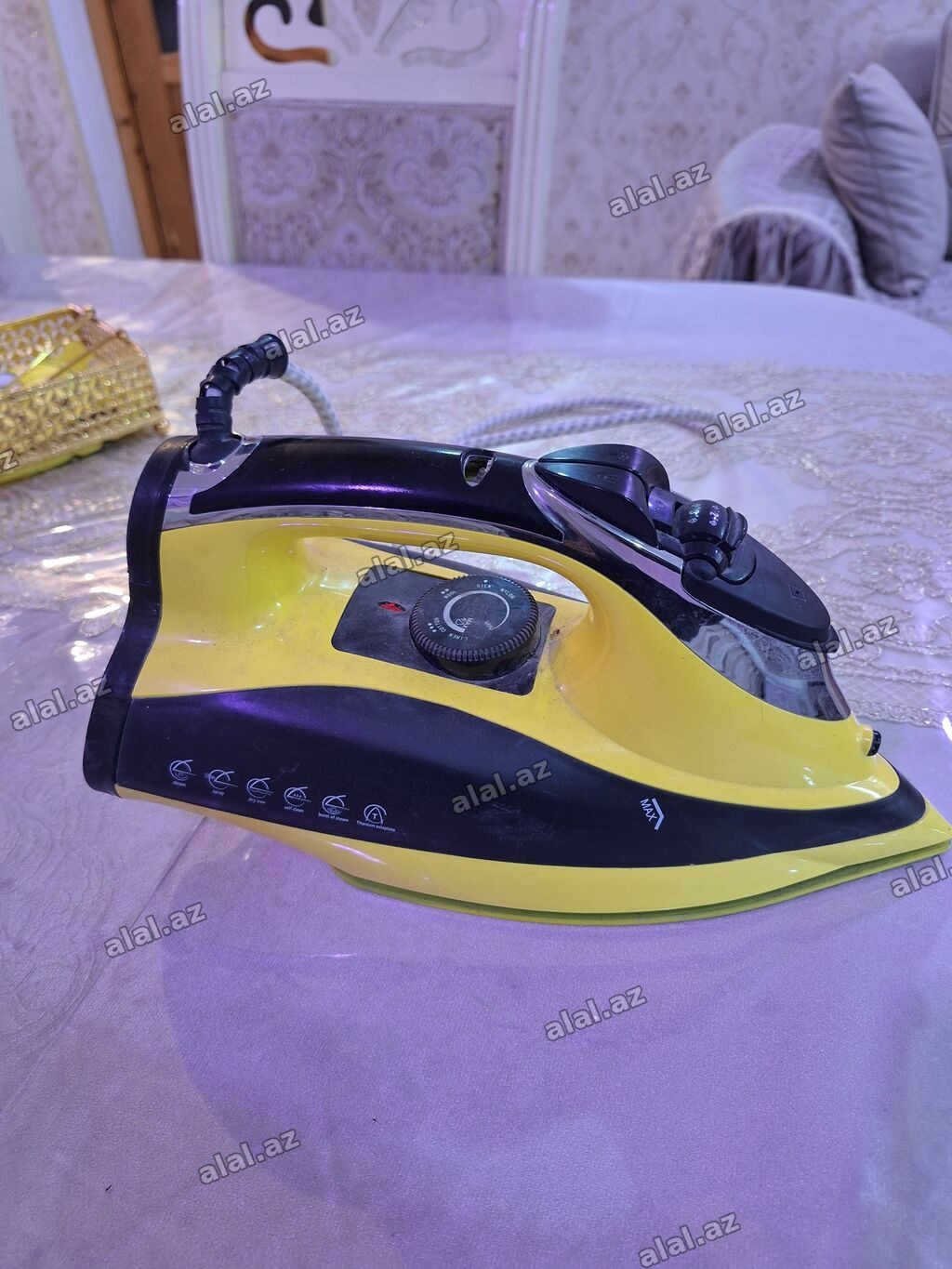 Buxarlı ütü – sarı/qara Xüsusiyyətlər: - Buxar funksiyası və “spray”