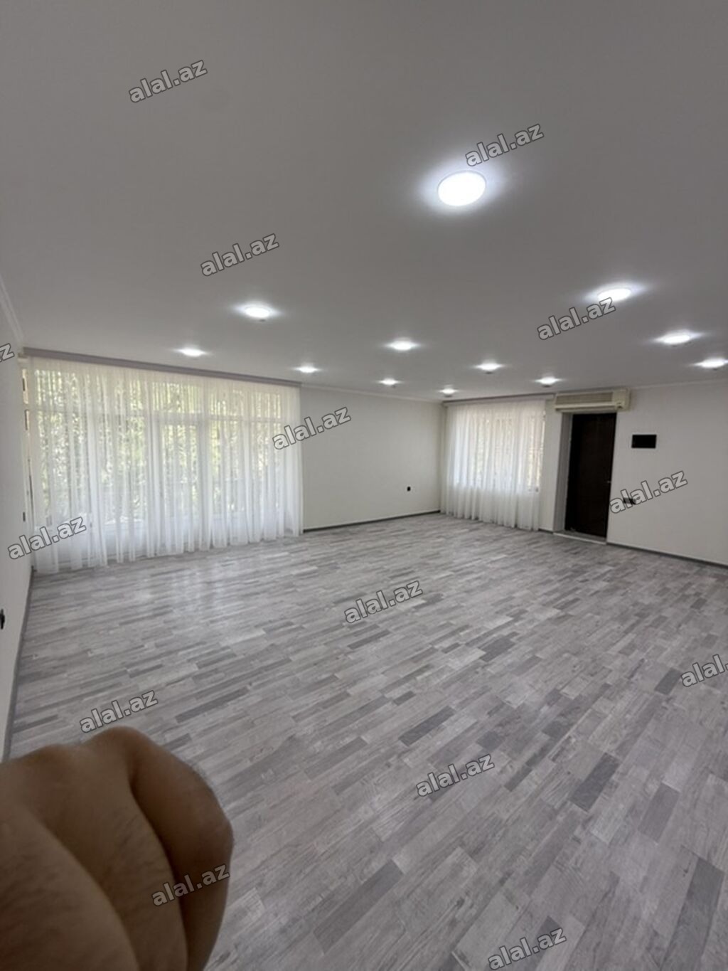 Geniş və işıqlı otaq icarəyə/verilir. Xüsusiyyətlər: - Böyük sahəli