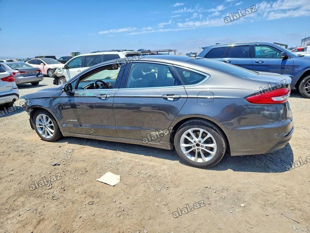 Ford Fusion Hybrid sedan - Ban növü: sedan - Güc qurğusu: hibrid