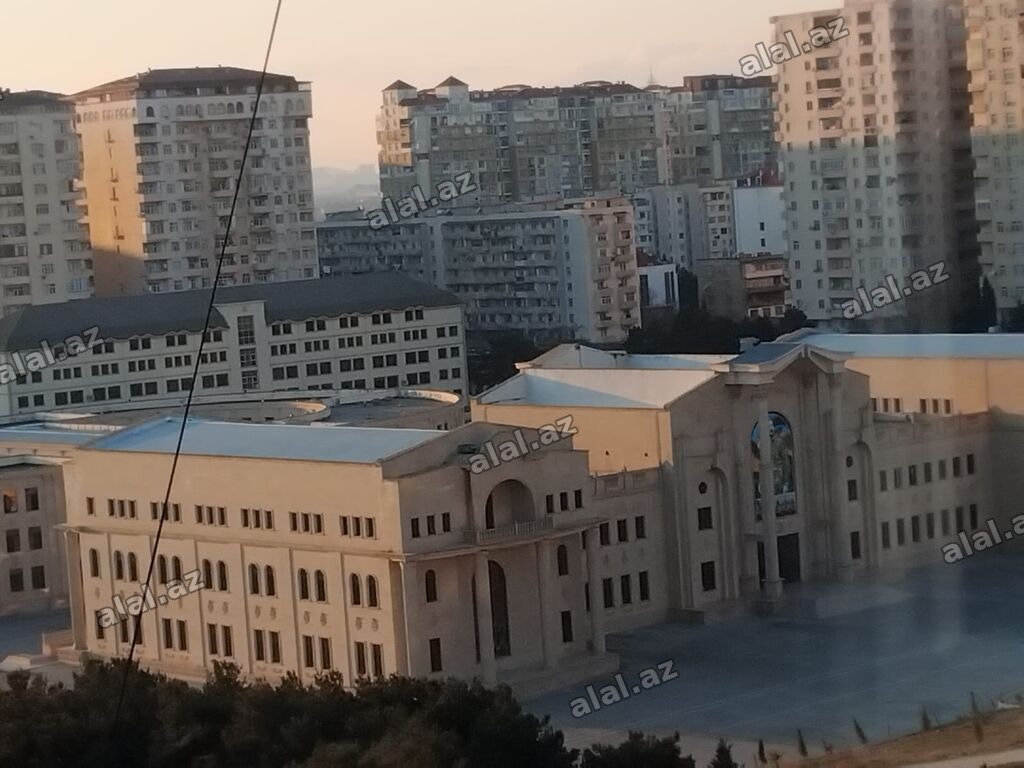 Şəhər mənzərəli, səliqəli təmirli mənzil. Mənzilin interyerində qonaq