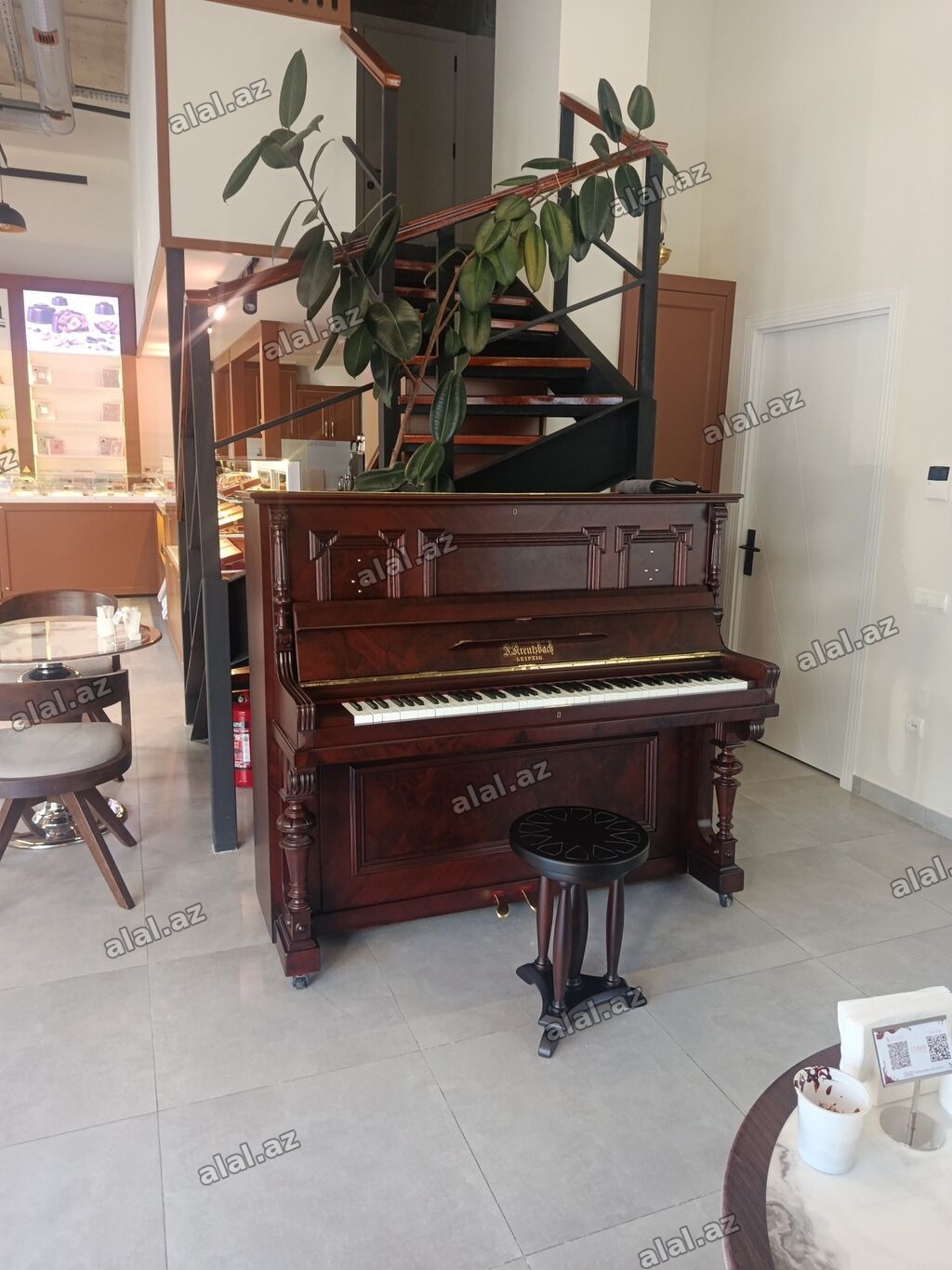 Upright pianino – Rönisch Leipzig - Korpus: tünd qəhvəyi/qırmızı