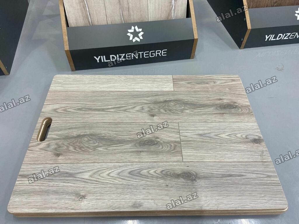 Yıldız Entegre laminat döşəmə paneli, boz tonlarda taxta görünüşü ilə