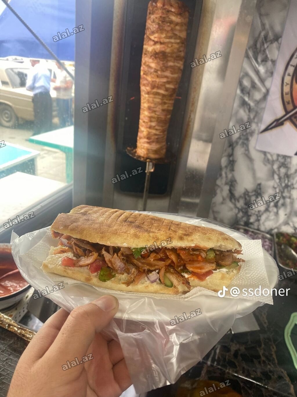 Türk usulu dönər sendviçi - Təndirdə şaquli şişdə qızardılmış ət