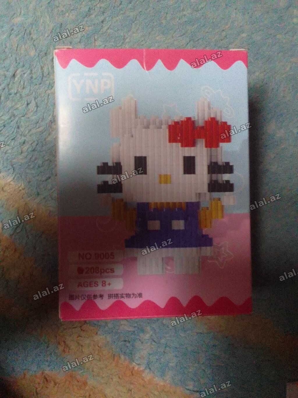Hello Kitty fiqurunu yığmaq üçün mini blok konstruktor dəsti. Qutunun