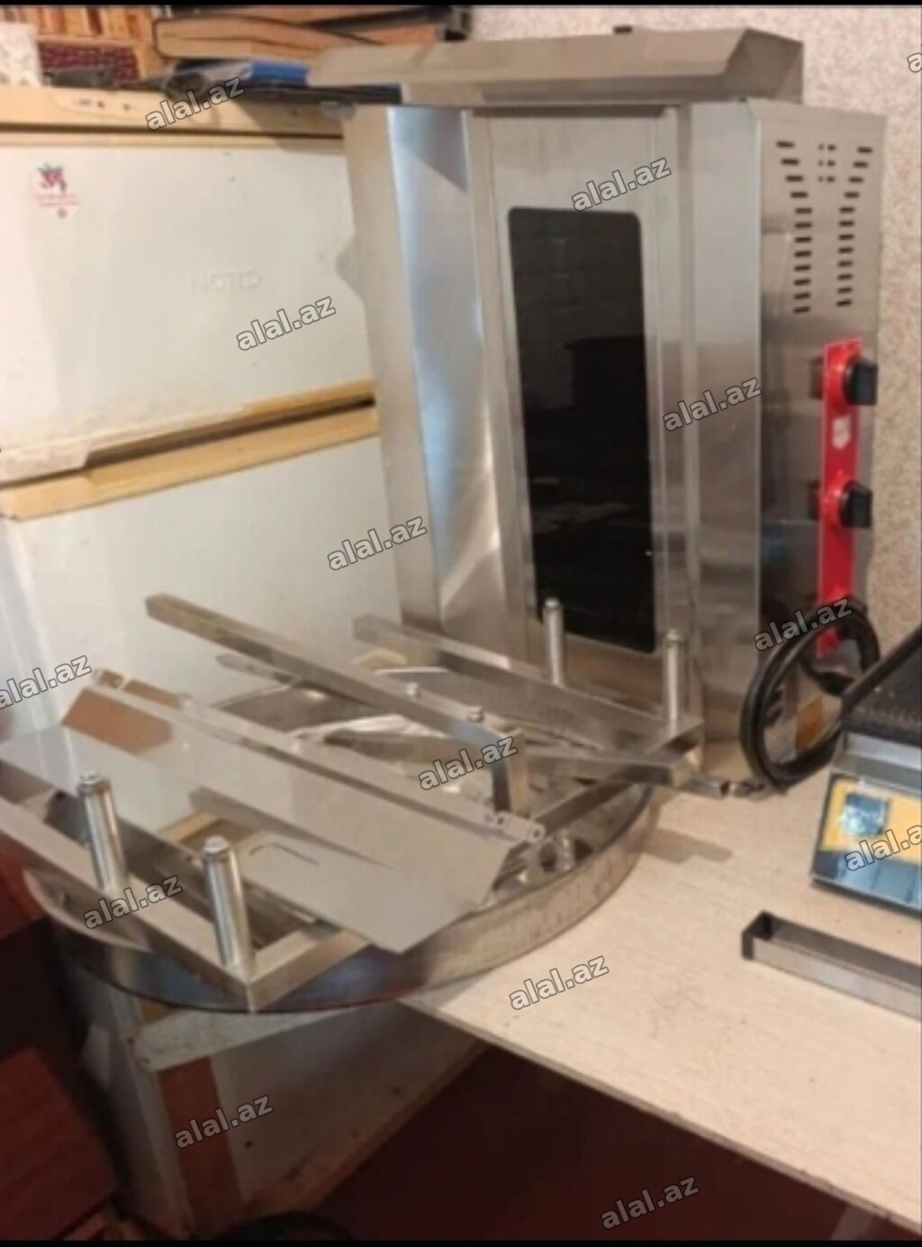 Dönər aparatı elektrik 3 gözlü. Yenidir. Ət tutumu 10 kq. Türkiyə