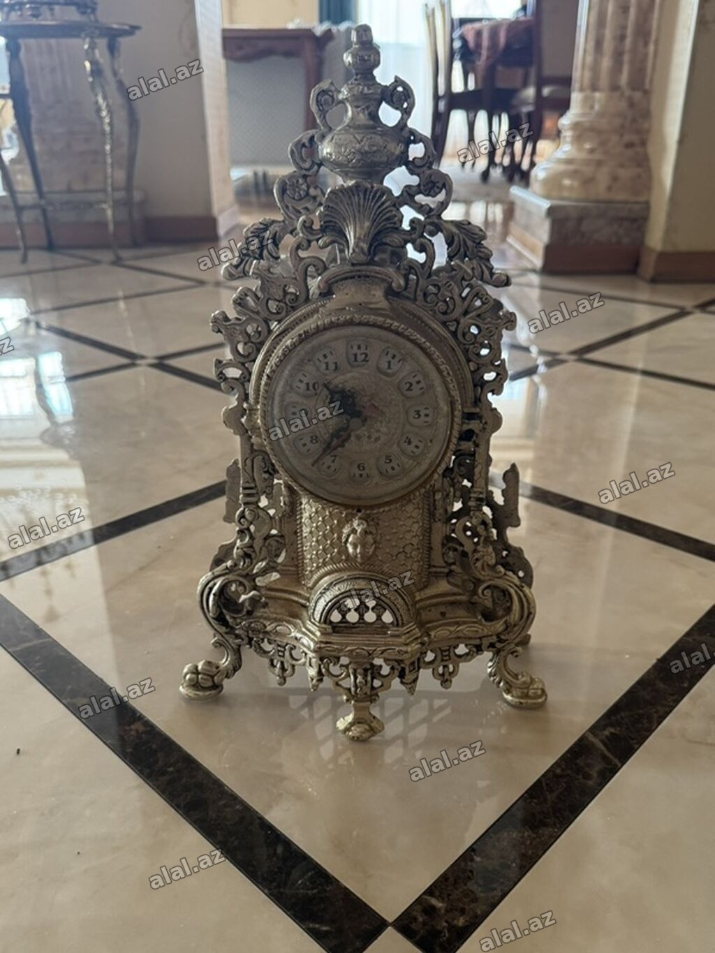Antik üslubda dekorativ stolüstü saat. Ağır metal korpus, detallı