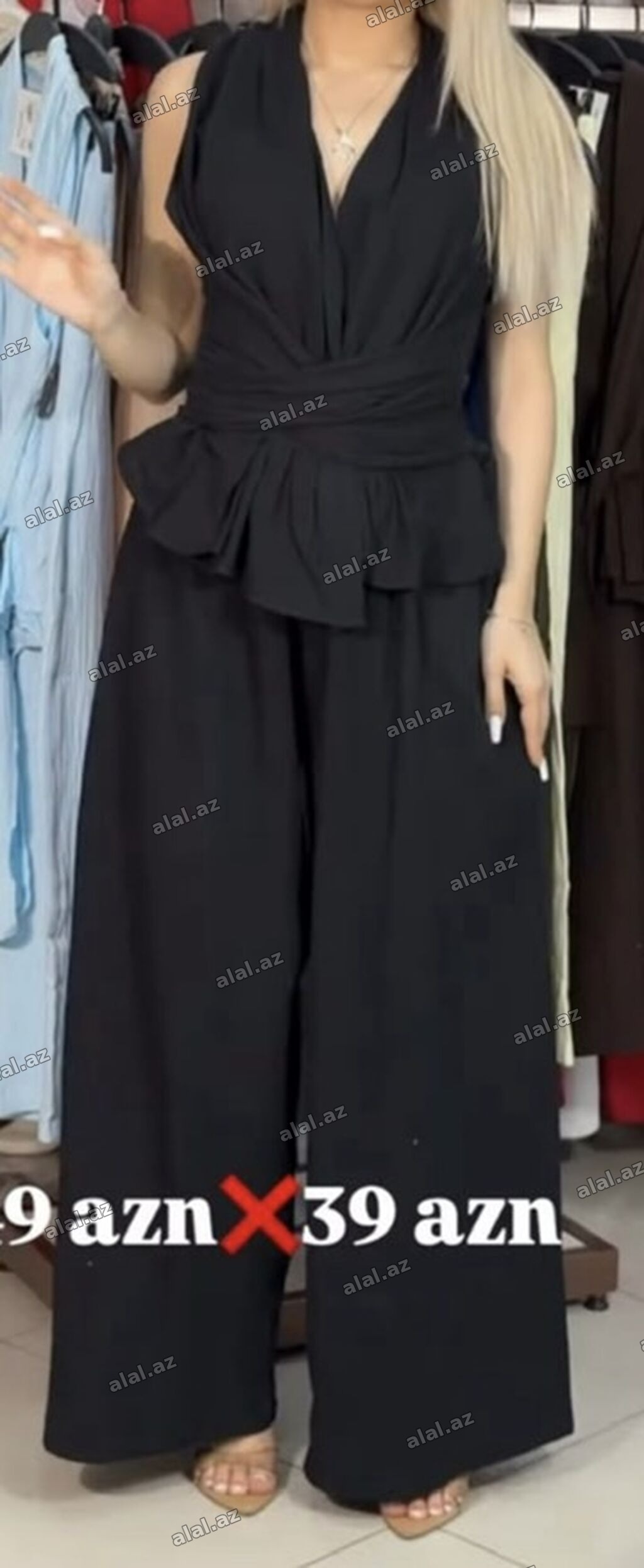 Qadınlar üçün qara kombinezon - Model: qolsuz, V-yaxa, üst hissəsi