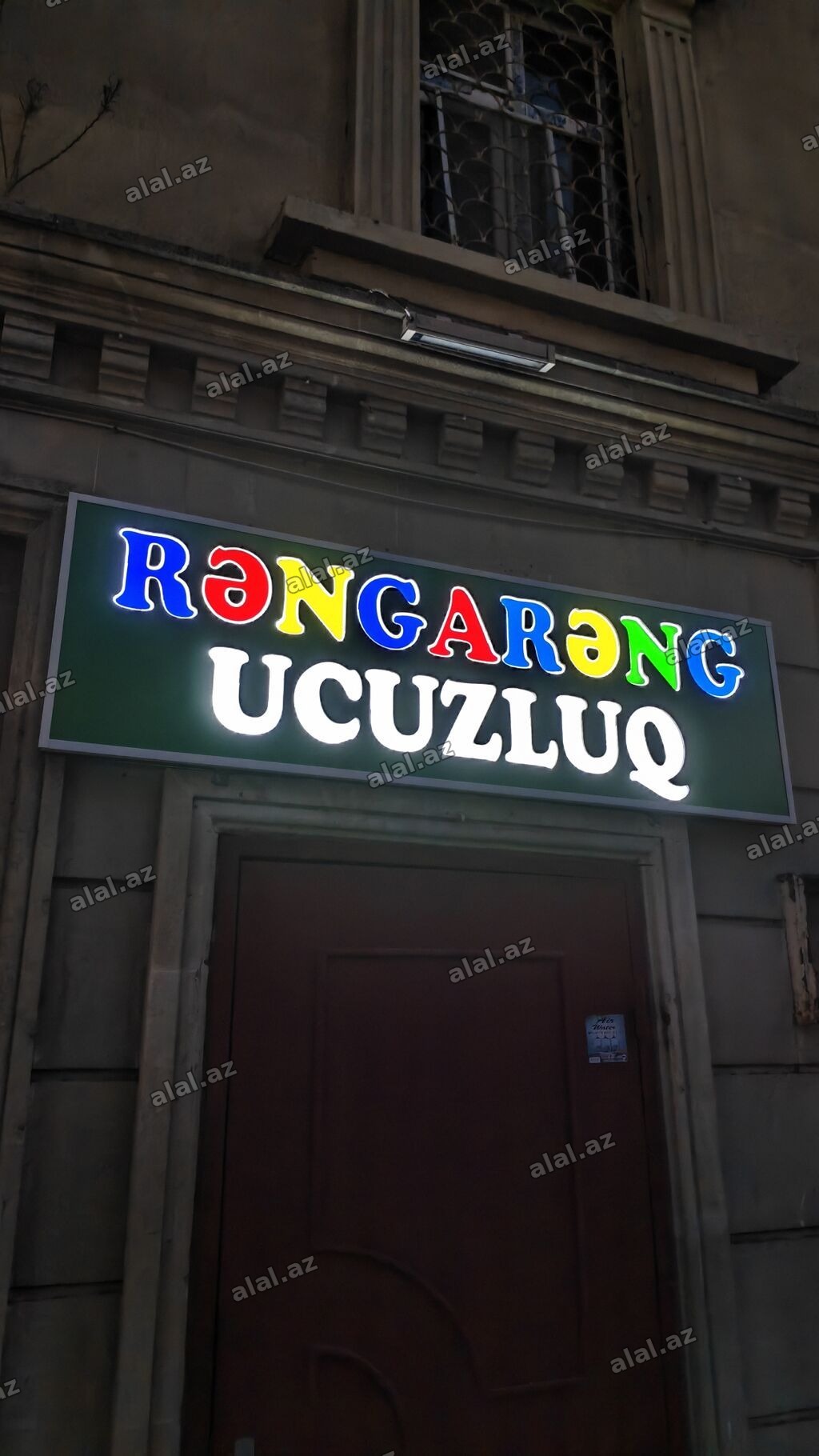 “Rəngarəng Ucuzluq” adlı mağaza üçün hazır işıqlı reklam tablosu