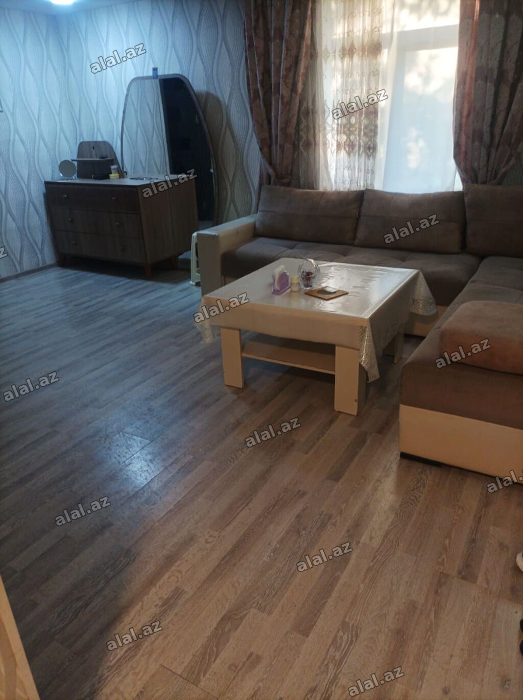 Gəncə şəhərində tam mərkəzdə bina evi kirayə verilir evin hər bir