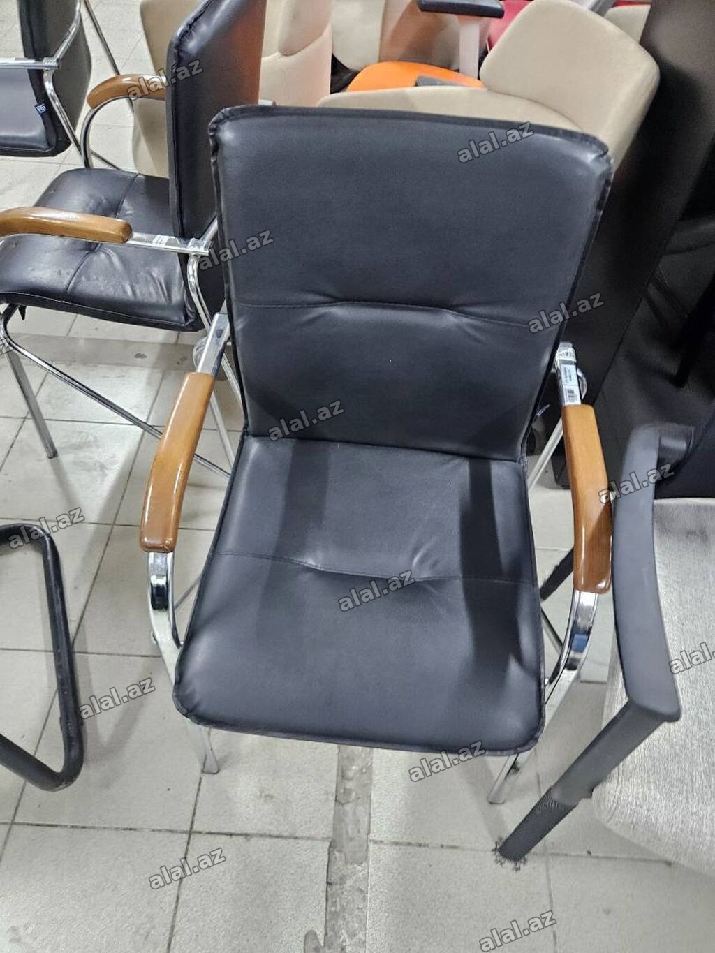 Ofis ucun Qonaq Kreslosu sekilde gorunduyu kimidir iki rengde var