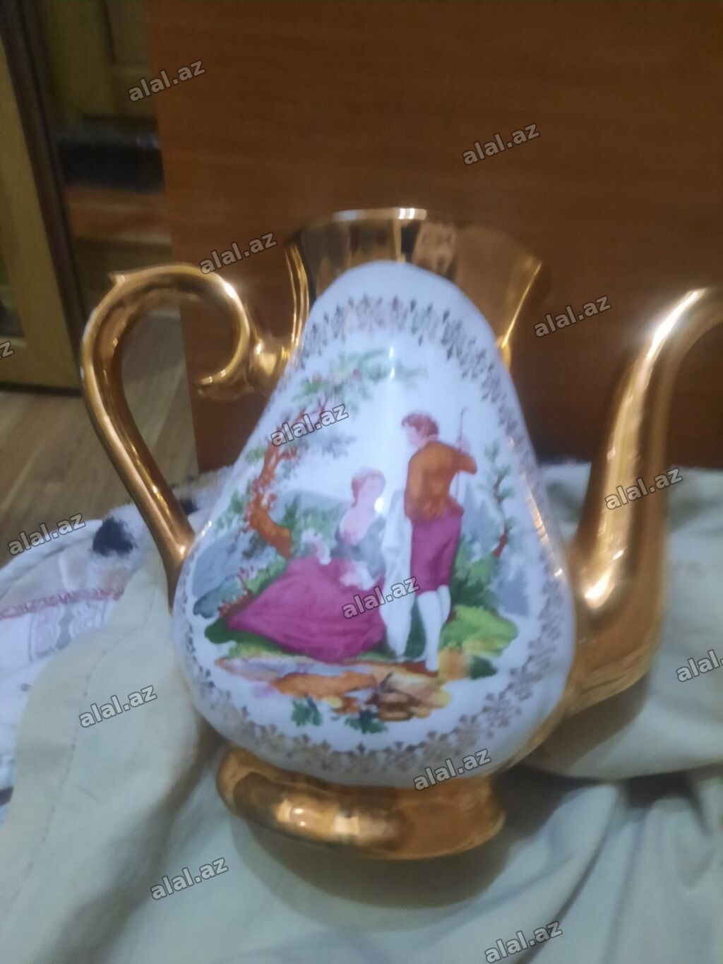 Qızılı keramika/porcelan çaydan – klassik romantik motivli -