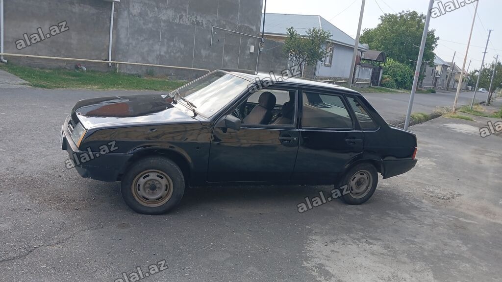 LADA Samara (VAZ 21099) – sedan, qara rəng. Xüsusiyyətlər: - Kuzov: 4