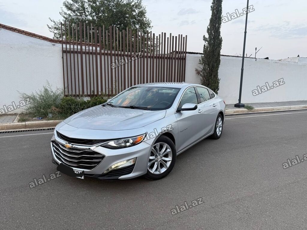 Chevrolet Malibu – gümüş rəngli, geniş və komfortlu sedan