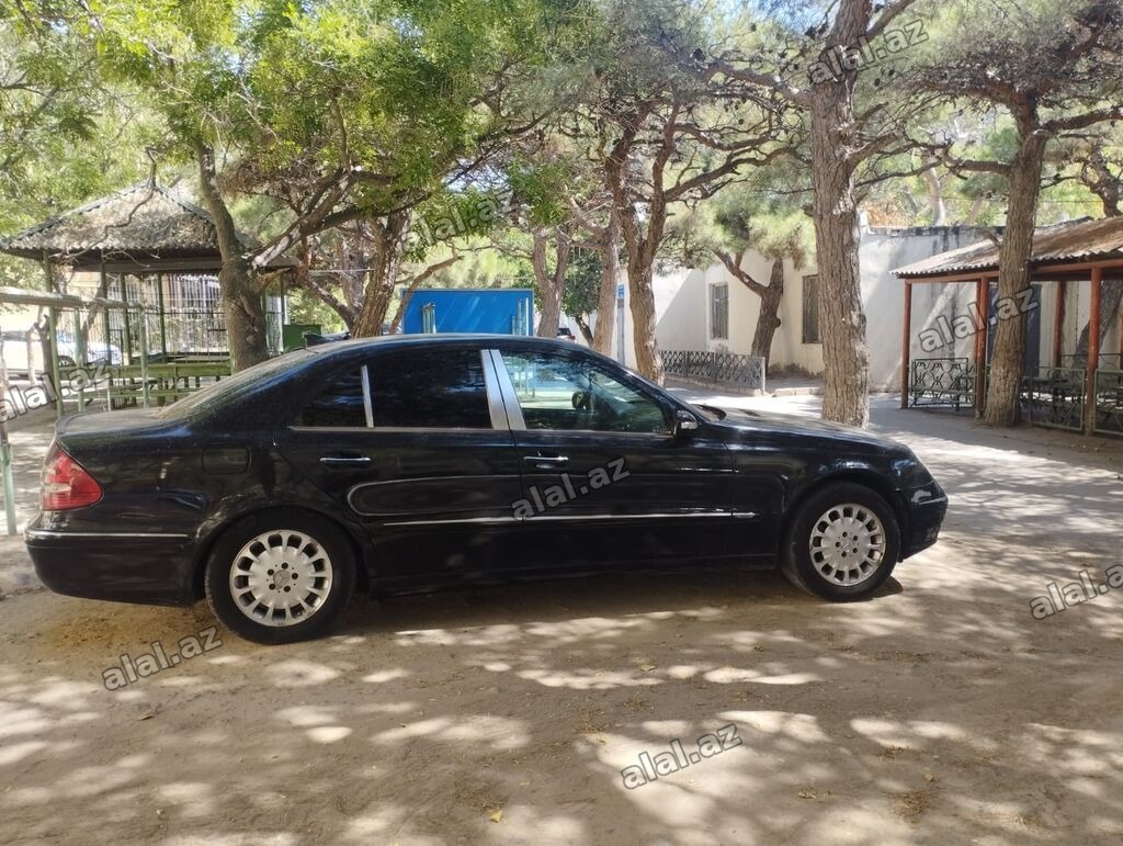 Mercedes-Benz E 220: 2.2 l | 2002 il Sedan