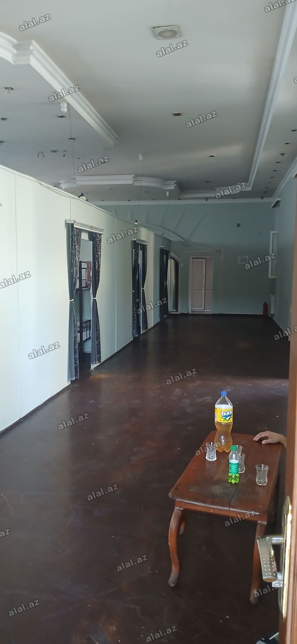 Köməkçi yataqxana/hostel tipli obyekt – uzun dəhliz boyunca pərdələrlə