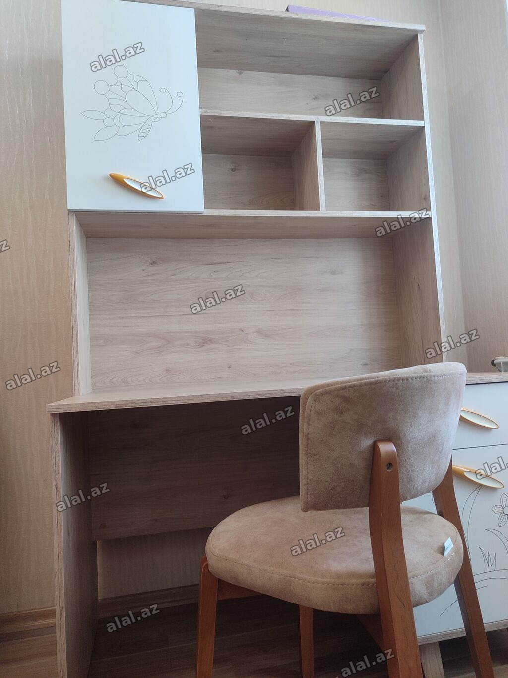 Uşaq/yeniyetmə otağı üçün funksional yazı masası və rəfli üst modul