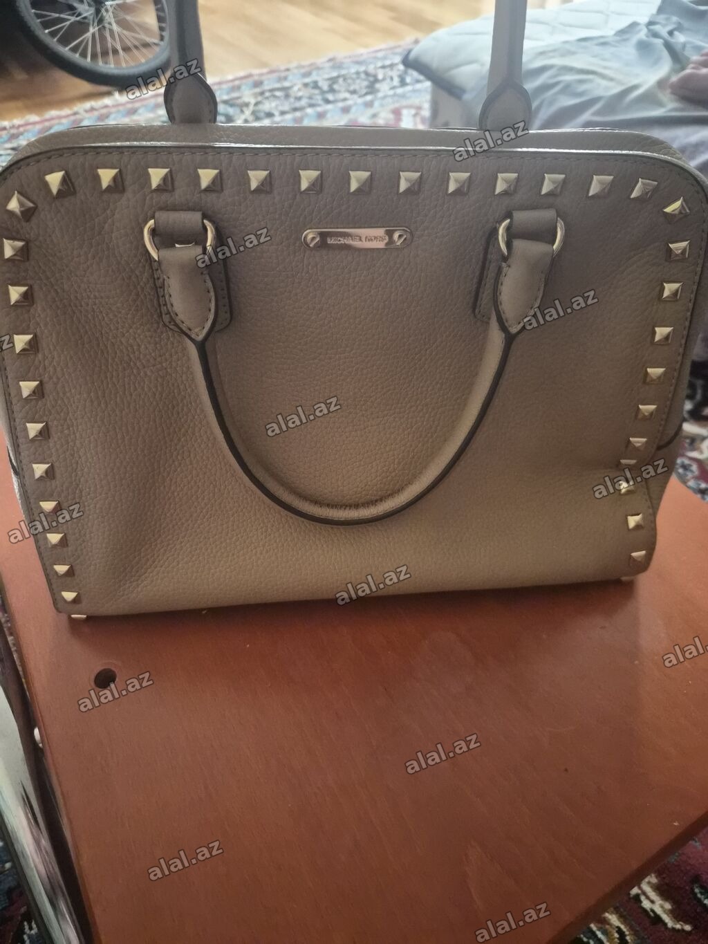 Michael Kors qadın çantası - Model: Dəri əl çantası, üst hissədə