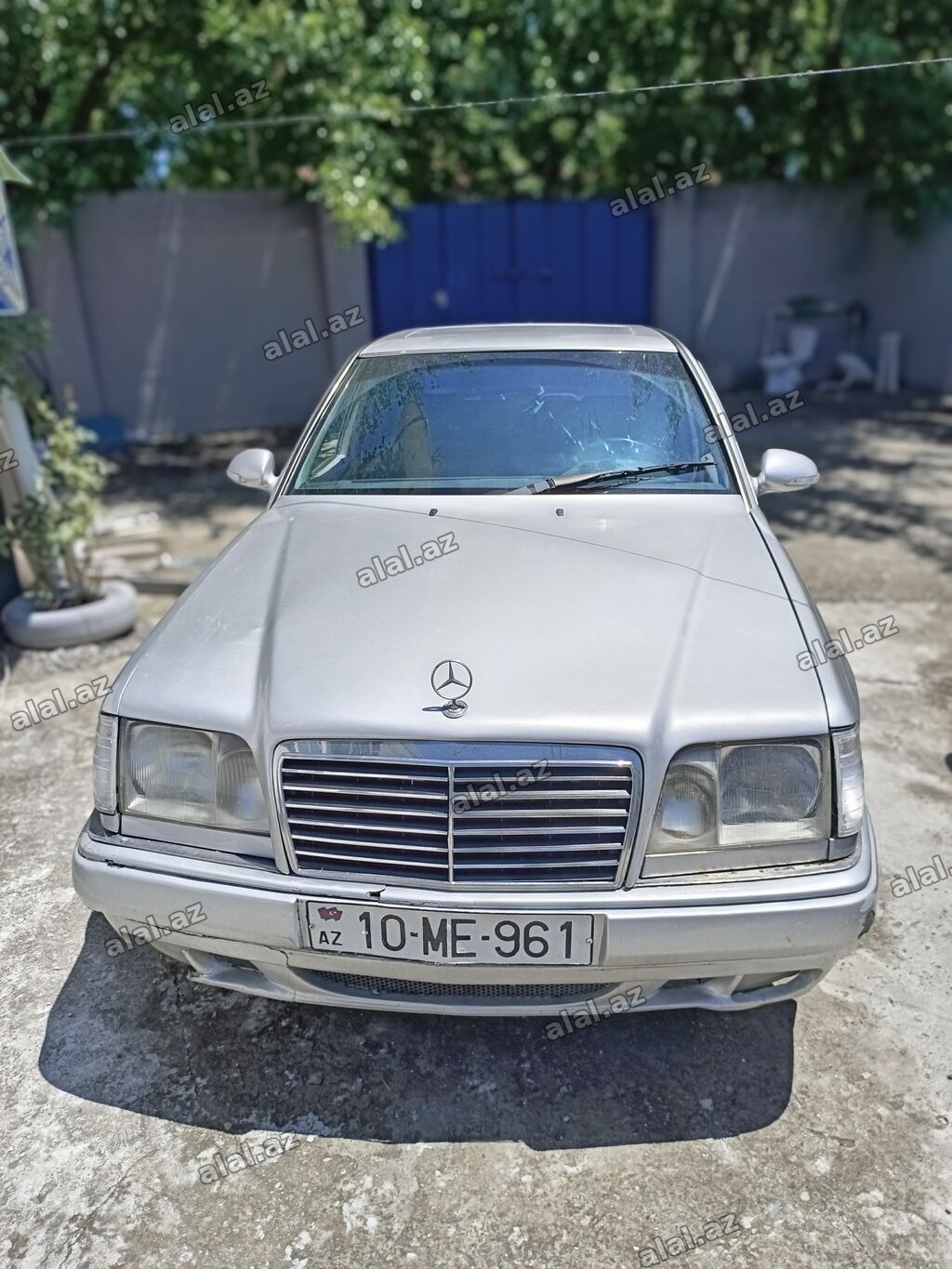 Mercedes-Benz sedan - Korpus: gümüş rəng, 4 qapı, klassik Mercedes