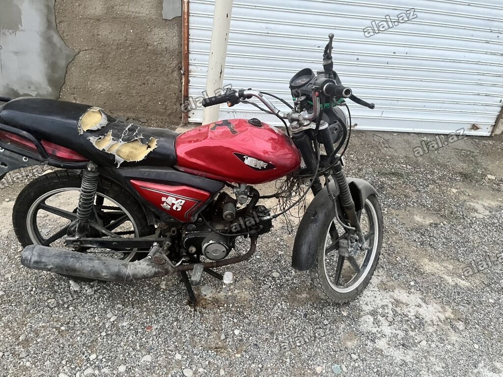 Moped/motorsiklet – qırmızı rəngdə, 4 taktlı benzin mühərriki (təxmini