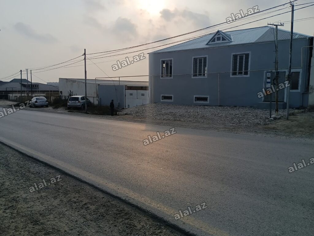 Obyekt – yol kənarında yerləşən iki mərtəbəli tikili və geniş