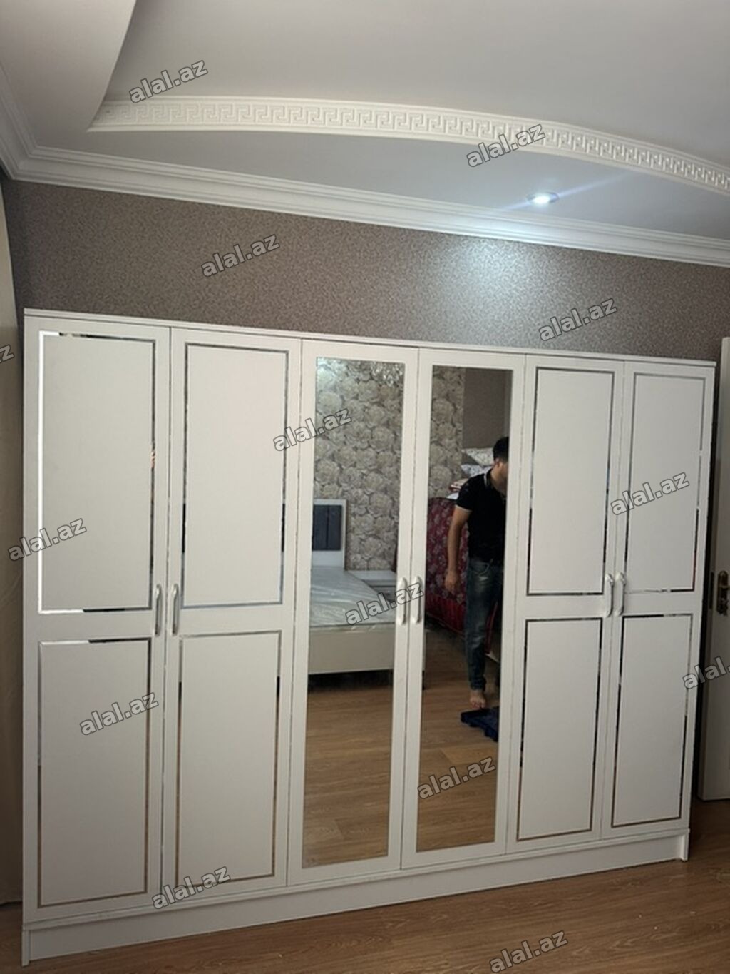 Ağ rəngli, çox bölməli paltar dolabı. Ümumi quruluş: altlıqlı və