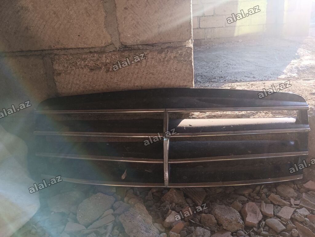 Qara rəngdə, xrom zolaqlı Mercedes-Benz radiator barmaqlığı