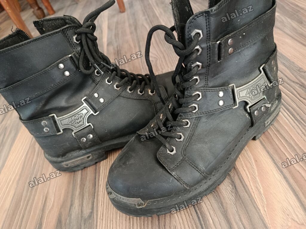Qara rəngli motosiklet üslublu uzunboğaz bot. Üzərində dəmirlərlə