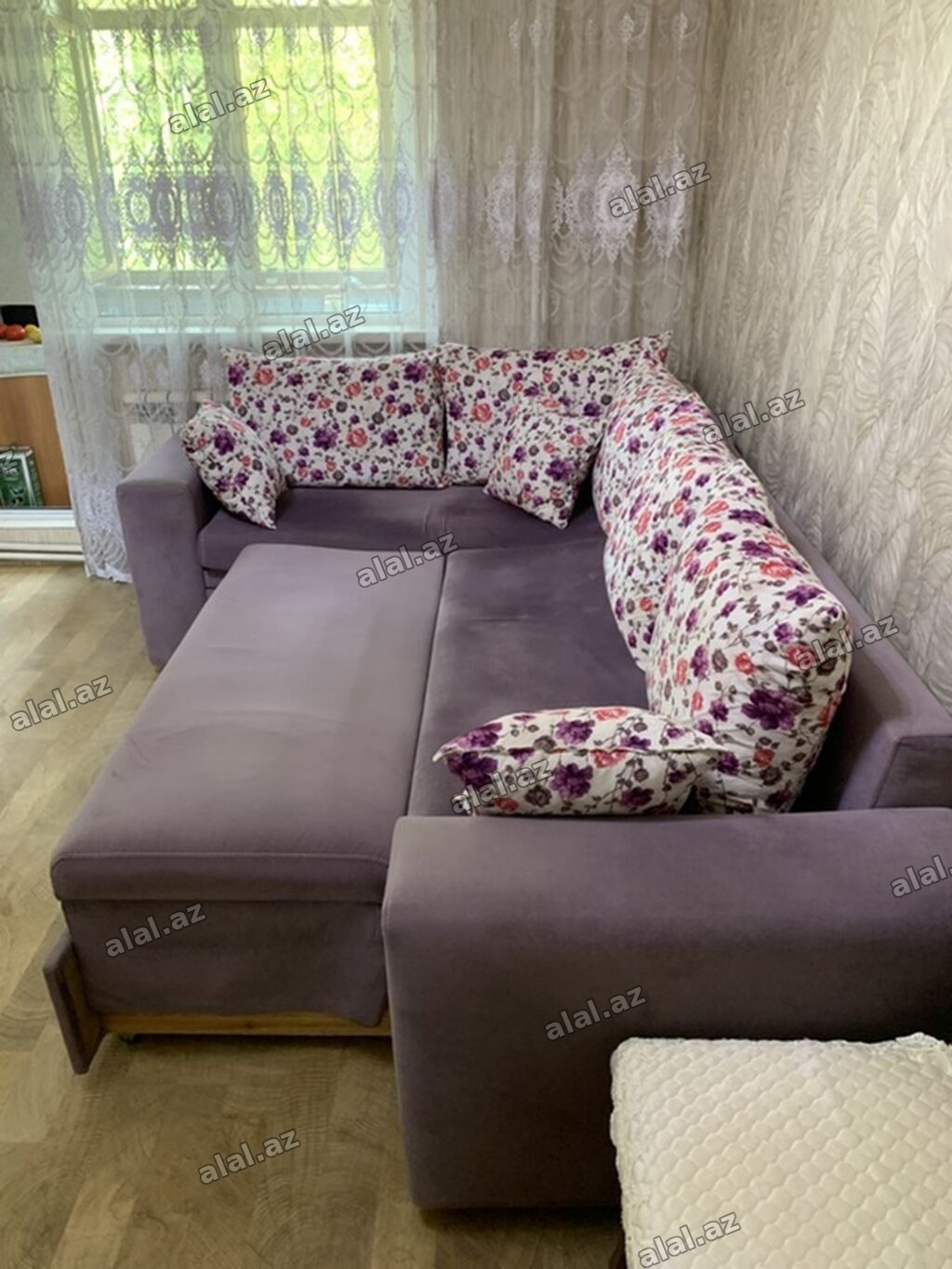 Bənövşəyi rəngdə L formalı yumşaq künc divan. - Material: məxmər tipli